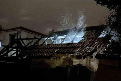 Gece saatlerinde müstakil evde çıkan yangın itfaiye ekiplerince söndürüldü