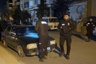 Gece yarısı kornası takılı kalan araç mahalleyi ayağa kaldırdı