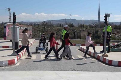 Geleceğin sürücüleri trafik kurallarını bu parkta öğreniyor: Binlerce öğrenci eğitim aldı