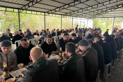 Gelenek sürüyor: Tüm mahalle bir araya gelerek bayramı kutladı