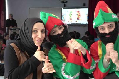 Genç kadınlar, Karagöz ile Hacivat olup "Kâbe’de Hacılar" ilahisini işaret diliyle sahneledi