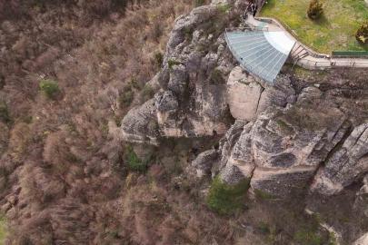 Genç kız 80 metre yüksekliğindeki cam terastan kendini boşluğa bıraktı