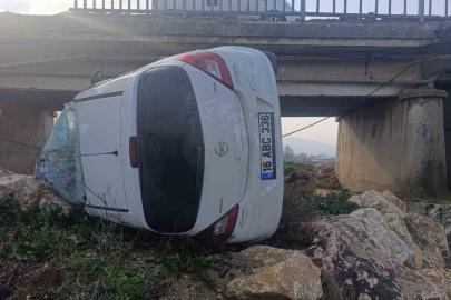 Genç sürücü ölümden döndü: Kontrolden çıkan araç köprüden uçtu, 1 yaralı