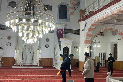 Gençler Fetih Camiini baştan aşağı temizledi