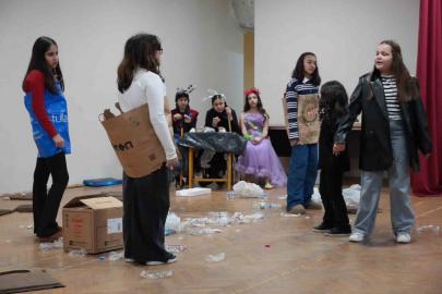 Gençler ’Plastik Rüyalar’la sahneye çıktı izleyenlerden tam not aldı