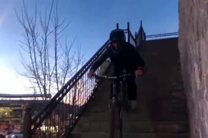 Gençlerin bisikletle merdivenler üzerindeki gösterisi nefes kesti