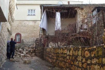 Gercüş’te sağanak yağışlara dayanamayan ev çöktü