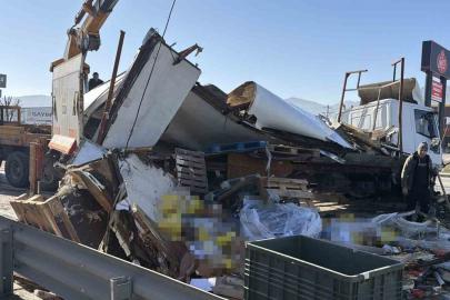 Gıda malzemesi yüklü tır refüje girdi: 1 yaralı