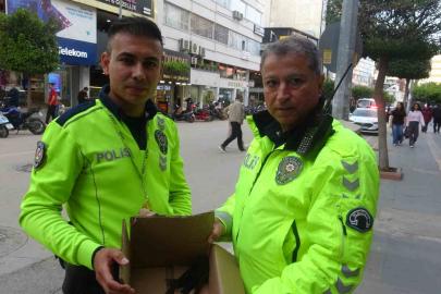 Göç yolunda yorgun düşen Ebabil kuşlarına polisten yürek ısıtan şefkat