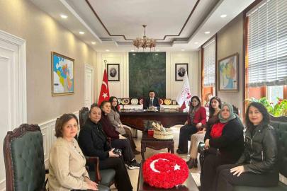 Gökçeadalı kadınlardan Kaymakam Acar’a el emeği hediyesi