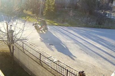 Görenleri düşündüren motosiklet kazası güvenlik kamerasında