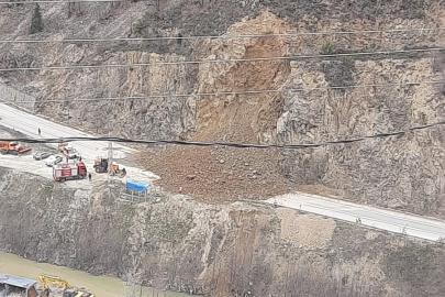 Gümüşhane-Giresun karayolunda heyelan