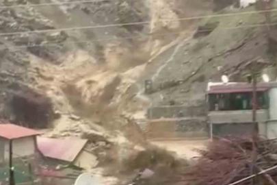 Güvenlik görevlisi son anda kaçtı, köpek sel sularıyla mücadele etti