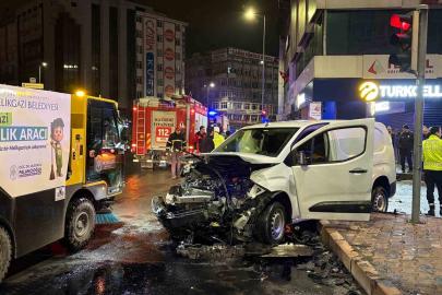 Hafif ticari araç ile otomobil çarpıştı: 2 yaralı