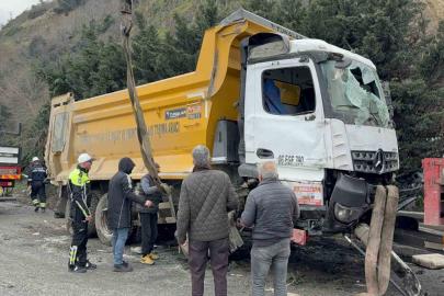 Hafriyat kamyonu refüje daldı, sürücü yaralandı