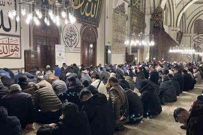 Hafta sonunu fırsat bilen vatandaşlar sabah namazında Ulu Camiye akın etti