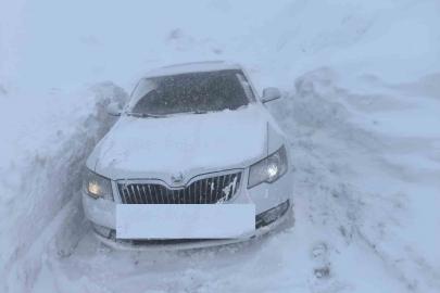 Hakkari’de 3 bin rakımlı zirvede mahsur kalanlar kurtarıldı
