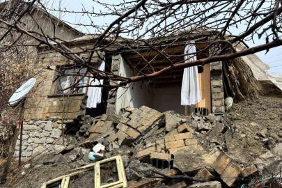 Hakkari’de yağışlara dayanamayan ev çöktü