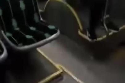 Halk otobüsündeki uygunsuz davranış kamerada