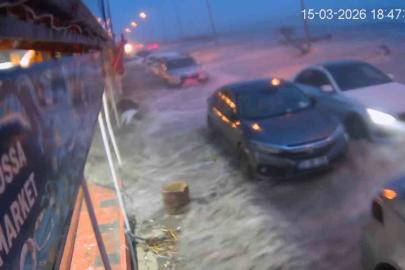 Hatay’da kuvvetli fırtınayla deniz taştı, iş yerleri zarar gördü... O anlar kamerada