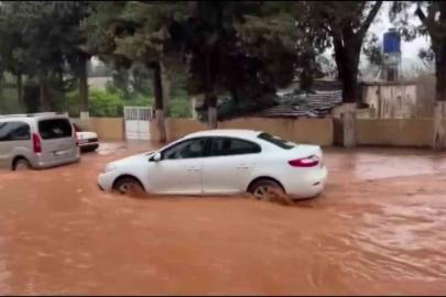 Hatay’da sağanak etkili oldu: Yollar göle döndü, otelin oto parkını su bastı