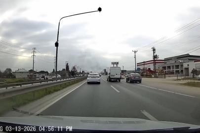 Hem kendi canını hem de diğer sürücülerin canını tehlikeye attı: O anlar araç kamerasına yansıdı