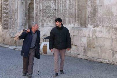 Hem seyyar satıcılık yapıyor, hem de gönüllü rehberlik hizmeti veriyor