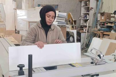 Hem üniversite okuyor hem mobilya atölyesinde çalışıyor