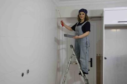 Hemcinsleri tırnaklarını boyarken o duvarları boyamayı tercih etti