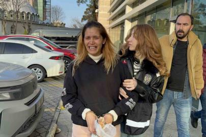 Hırsızlık suçundan 60 kaydı bulunan 8 çocuk annesi kadın tutuklanınca ağlayarak cezaevine götürüldü