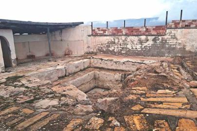 Hisarcık’taki tarihi Roma hamamı bakımsızlıktan yok oluyor