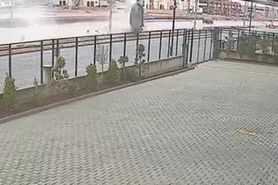 Hızla su birikintisine giren otomobil takla attı