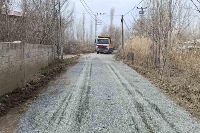Iğdır’da köy yolunda onarım ve kumlama çalışması