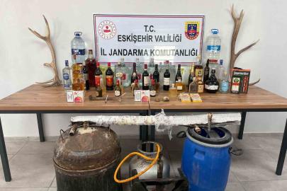 İkametlerinde faturasız kaçak alkol bulunduran 3 şüpheli yakalandı