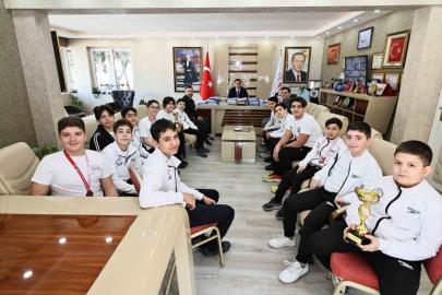 İl Müdürü Yunus Öztürk, su topu sporcularını tebrik etti