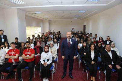 İl Sağlık Müdürü Nacar, gençlere tecrübelerini anlattı