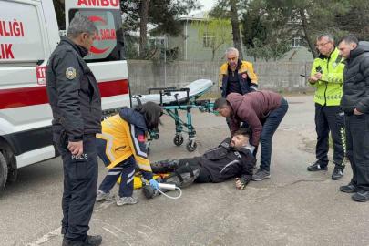 İlaç firmasının motosikleti doktorun aracına çarptı: 1 yaralı