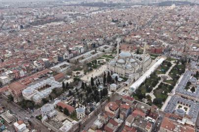 İlber Ortaylı’nın defnedileceği Fatih Camii haziresi dronla görüntülendi
