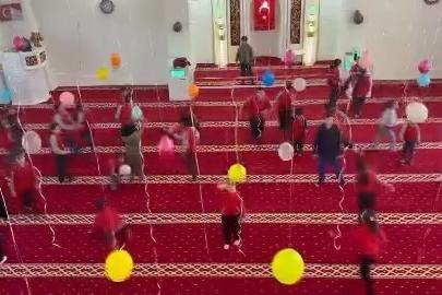 İmam ve eşinden çocuklar için camide renkli süsleme