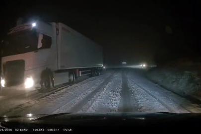 İnegöl karayolunda etkili olan kar yağışı sürücülere zor anlar yaşattı