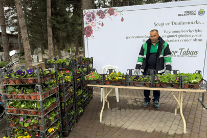 İnegöl’de bayram öncesi mezarlıklar çiçek bahçesine büründü