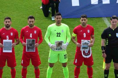 İran A Milli Futbol takımı, Kosta Rika maçına savaşta hayatını kaybeden çocukların fotoğrafıyla çıktı