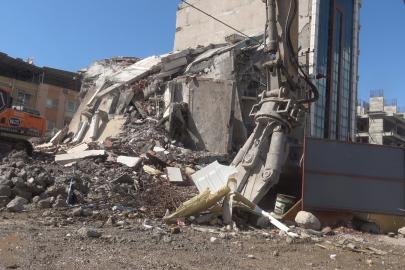 İş  makinasının kolona son dokunuşu 7 katlı binayı yerle bir etti