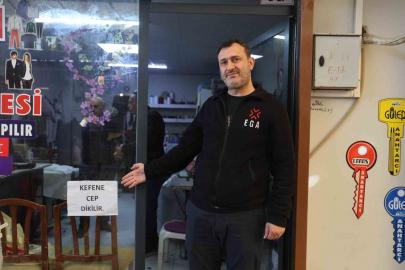 İş yerinin camına astığı "Kefene cep dikilir" yazısıyla ilgi odağı olan esnaf, yazıyı cimrilerin inadına kaldırmıyor