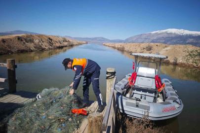 Işıklı Barajında kaçak avcılığa geçit yok 5 bin metre ağ ele geçirildi
