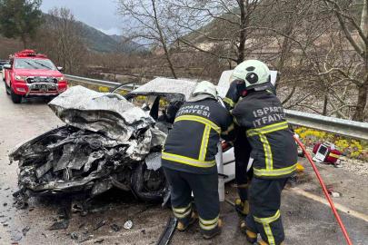 Isparta-Antalya kara yolunda feci kaza: 2 ölü, 4 yaralı