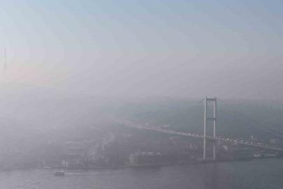 İstanbul güne sisle uyandı: Edirnekapı’da sis bulutları arasında dalgalanan Türk Bayrağı görsel şölen sundu
