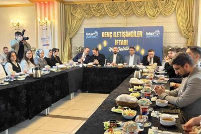 İstanbul’da iletişim fakültesi öğrencileri AK Parti’nin düzenlediği iftarda buluştu