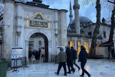 İstanbul’da vatandaşlar bayram namazı için Eyüpsultan Camii’ne akın etti