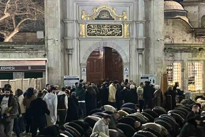İstanbul’da vatandaşlar Kadir Gecesi’nde Eyüpsultan Camii’ne akın etti
